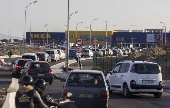 Effetto Ikea, code nei parcheggi 