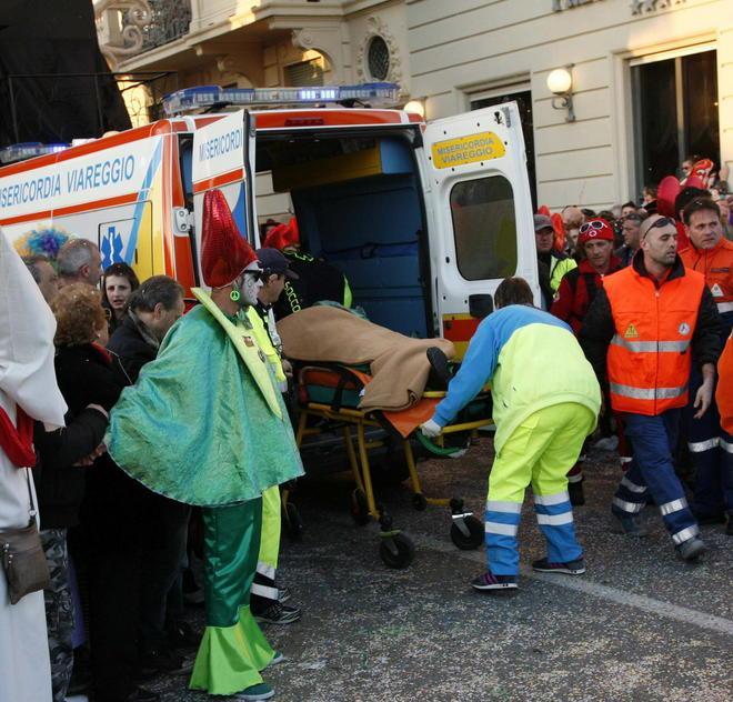 Cade dentro il carro dei fratelli Cinquini Si fa male alla schiena e alla testa