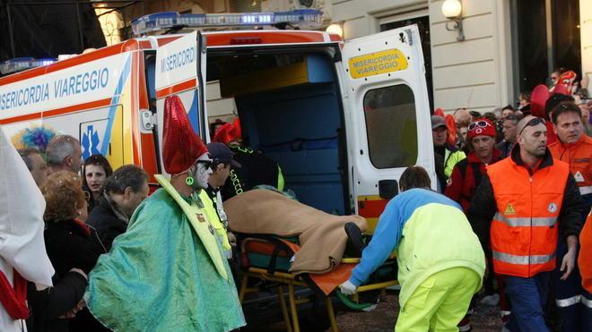 Cade dentro il carro dei fratelli Cinquini Si fa male alla schiena e alla testa