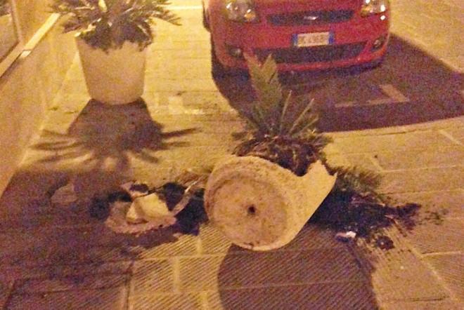 Ragazzini ubriachi e vandali in centro