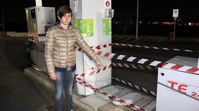 Furto nella notte a un distributore