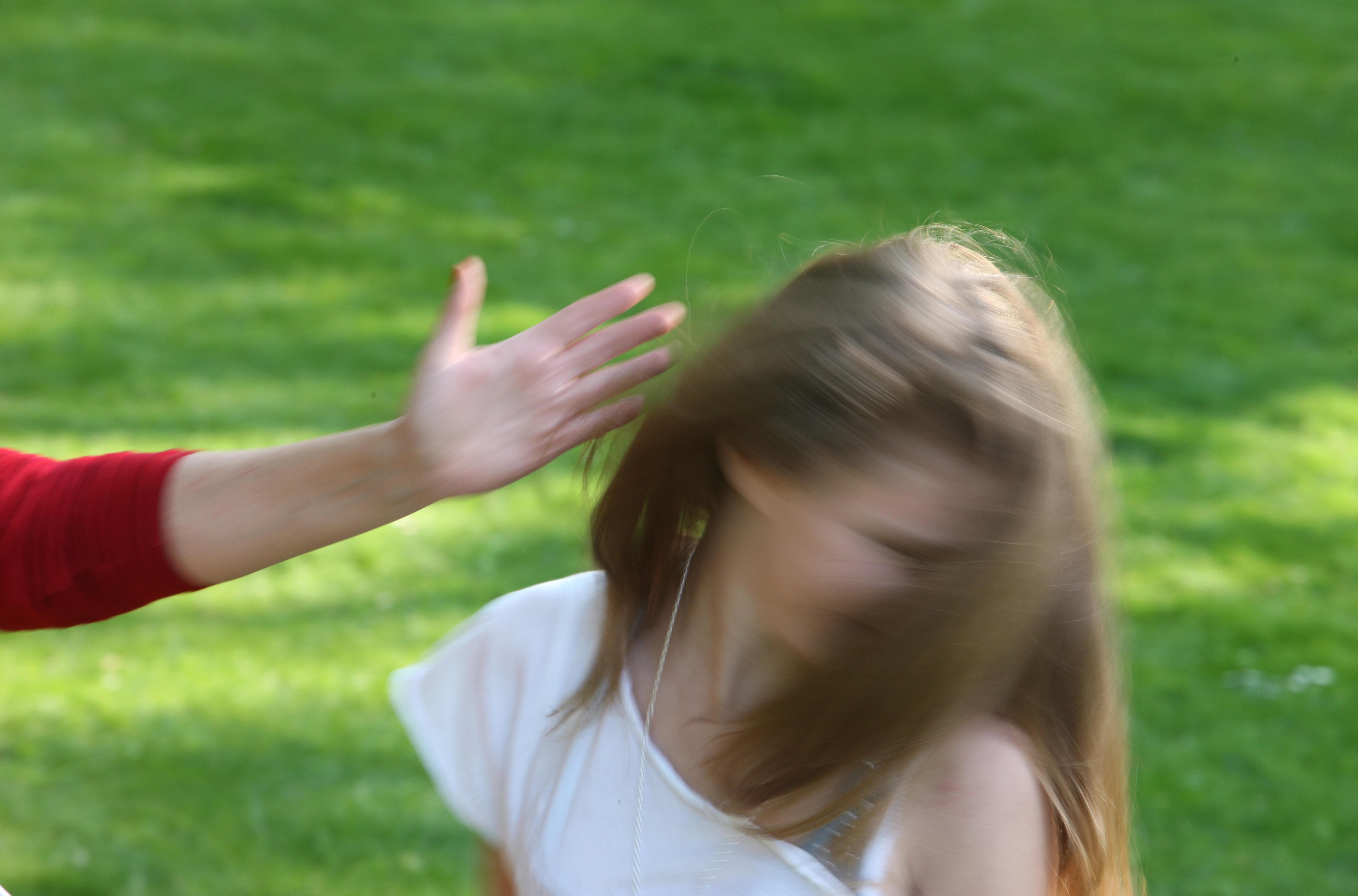Botte e sevizie per due anni a una ragazza: denunciato un minorenne 