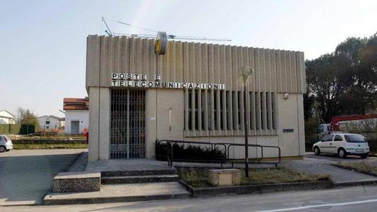Bandito solitario nell’ufficio postale, ma l'impiegato sventa la rapina