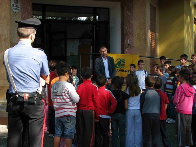 La valigetta davanti alla scuola fa scattare l’allarme bomba 