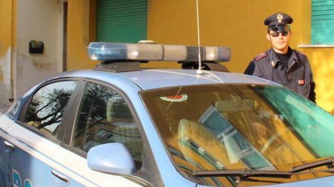 Tenta di buttarsi dal terrazzo, salvata da un rugbista e dalla polizia