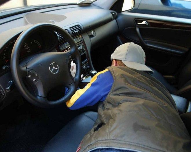 Apre lo sportello del contatore e trova un “covo” di autoradio rubate 