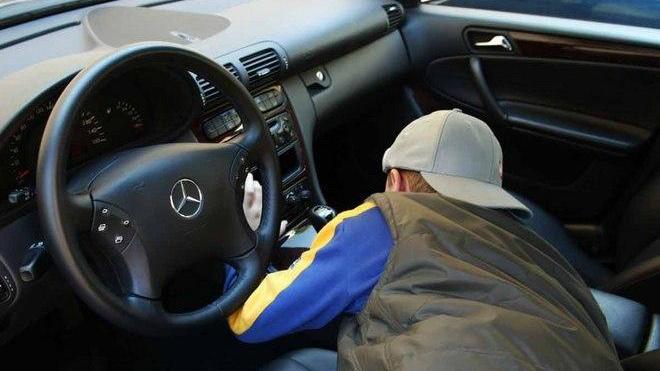 Apre lo sportello del contatore e trova un “covo” di autoradio rubate