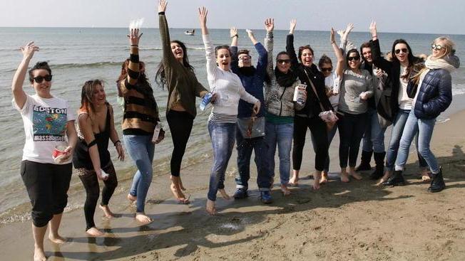 Gli studenti in spiaggia per il rito dei 100 giorni