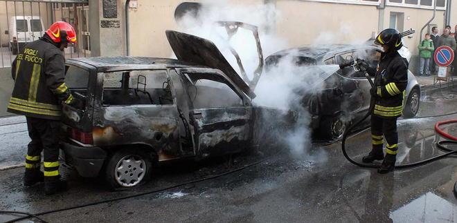 Due auto distrutte da un incendio 