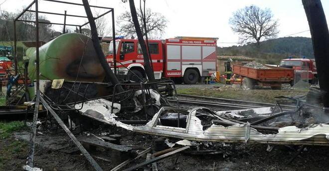 Roulotte va a fuoco in un’azienda agricola