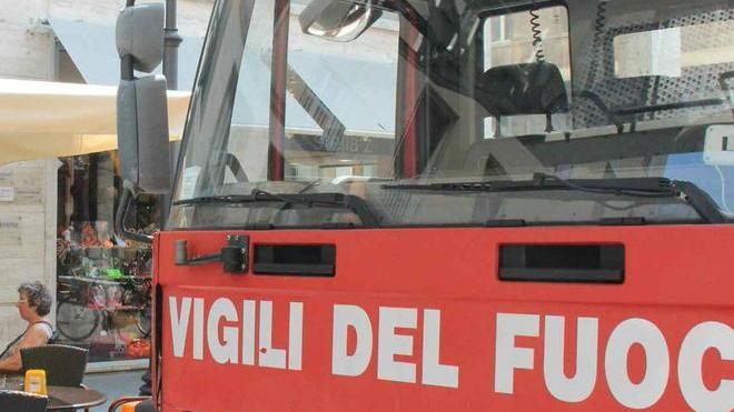 A fuoco un magazzino ad Ardenza
