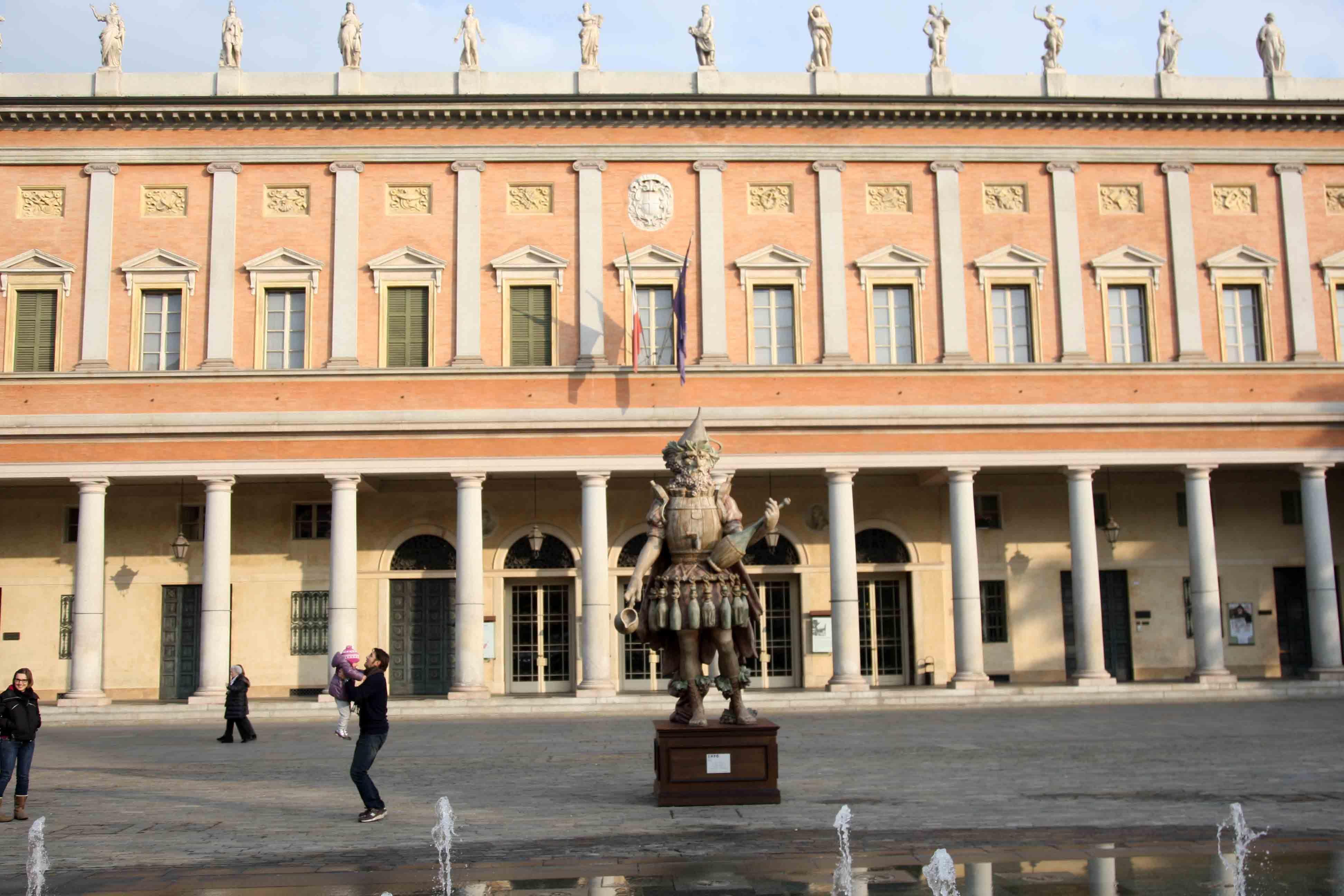 Stop ai bivacchi sugli scalini del Valli 