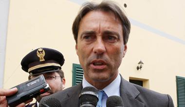 Ex sindaco a giudizio per il furto di una macchinina 