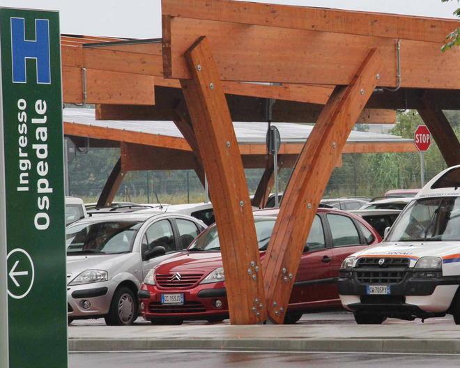 Prato, il paradosso: gratis il parcheggio nei centri commerciali, a pagamento quelli negli ospedali 