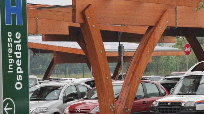 Prato, il paradosso: gratis il parcheggio nei centri commerciali, a pagamento quelli negli ospedali