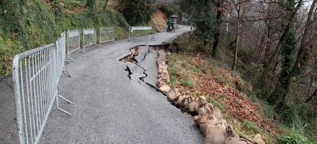 L'inchiesta sulle buche - Franano le strade in Toscana, non ci sono soldi per riaprirle 