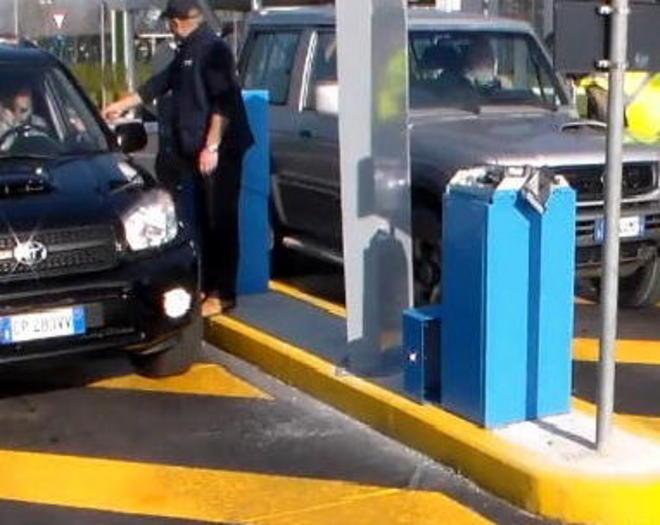 Parcheggio dell’ospedale di Prato, con l’auto abbatte la sbarra 