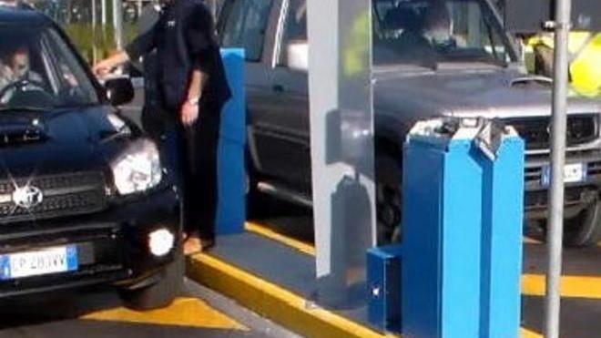 Parcheggio dell’ospedale di Prato, con l’auto abbatte la sbarra