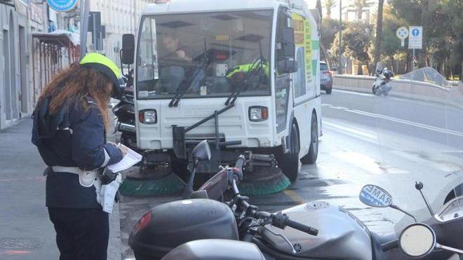 Quasi cento multe durante le pulizie straordinarie sul lungomare