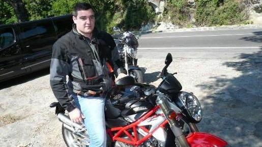 Domani i funerali del giovane centauro