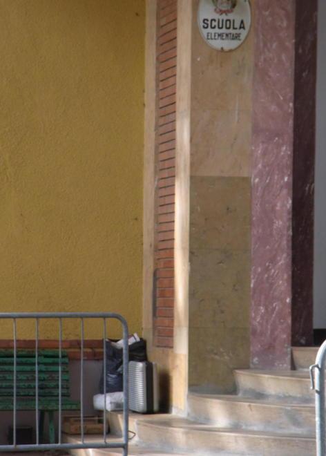 Valigetta davanti alla scuola scatta l’allarme, ma è... falso