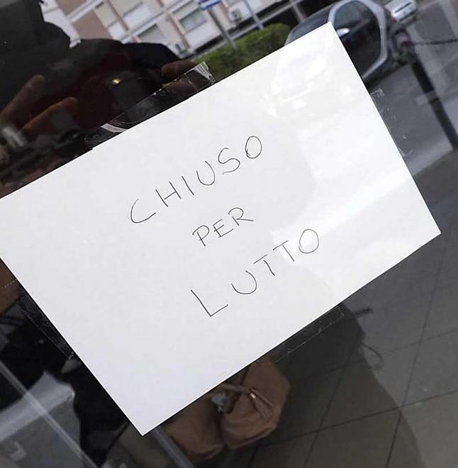 Chiuso il negozio dove lavora la mamma