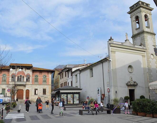 Scontro totale sulla piazza pedonale 