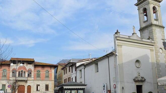 Scontro totale sulla piazza pedonale