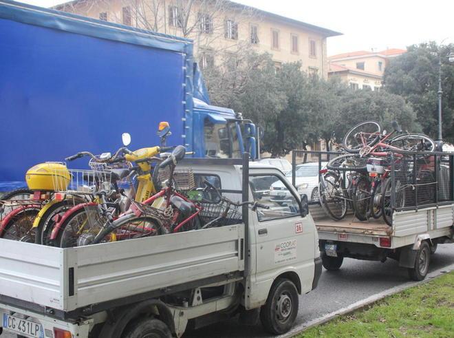 Due camion carichi di bici abbandonate 