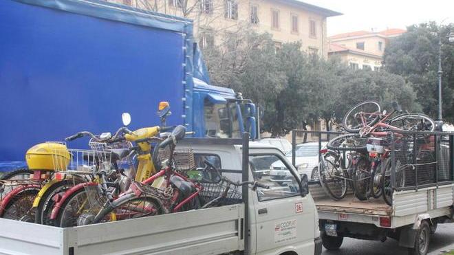 Due camion carichi di bici abbandonate