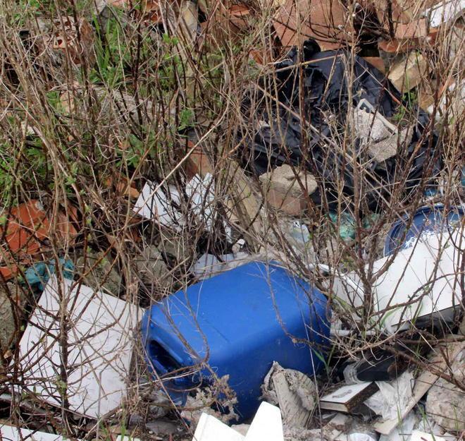 Un quartiere dimenticato «I rifiuti sono sempre qui» 