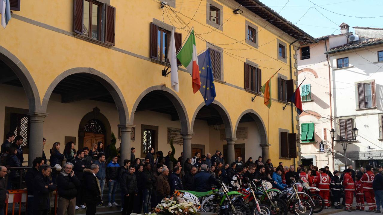 Il rombo delle moto per l’addio al commissario di gara morto nel crossodromo