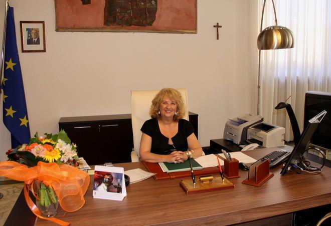 Chiede le dimissioni del prefetto e viene espulso dall'associazione