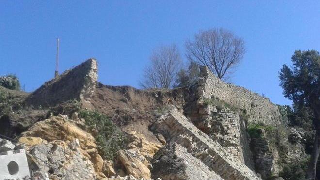 Iniziati i lavori di rimozione delle mura rimaste in piedi a fianco dello sperone