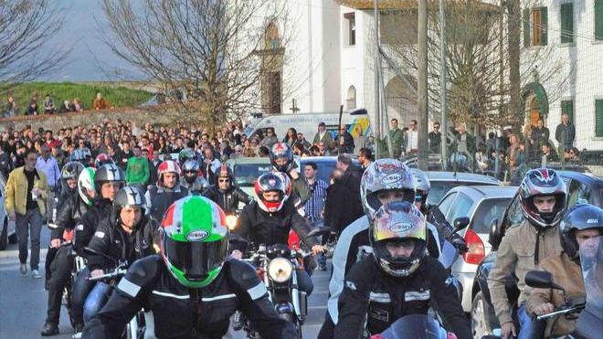 In centinaia per l’addio a Fabio Pomposi