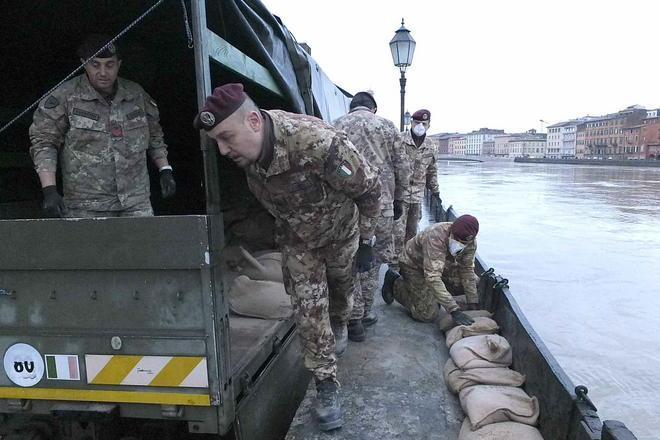 Arno, al via la rimozione di “panconcelli” e sacchi di sabbia 