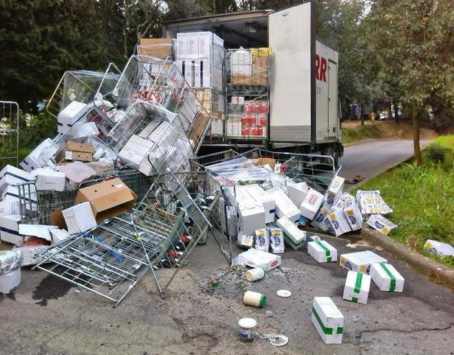 Camion perde il carico davanti alla scuola di Valchiusa