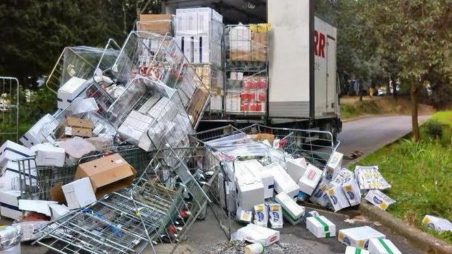 Camion perde il carico davanti alla scuola di Valchiusa