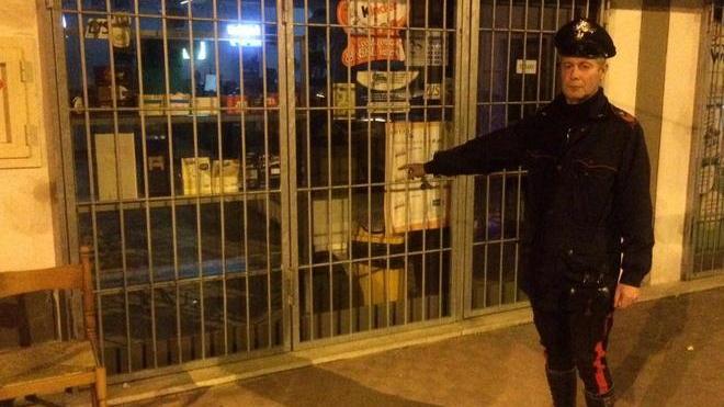 La minaccia col fucile e si prende l’incasso