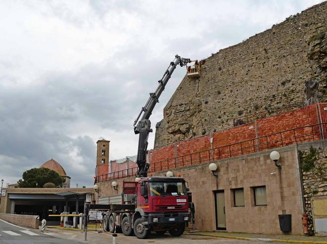 Un crollo “pilotato” per aprire il cantiere 