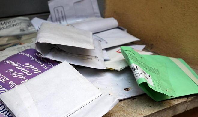 Fattorino getta 900 lettere nel cassonetto dei rifiuti