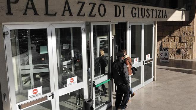 Molestie alla fermata del pullman