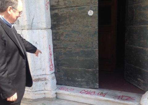 Scritte sugli stipiti e rifiuti sos degrado nel chiostro