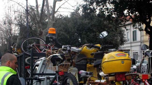 Oltre 60 bici tolte dal viale Carducci