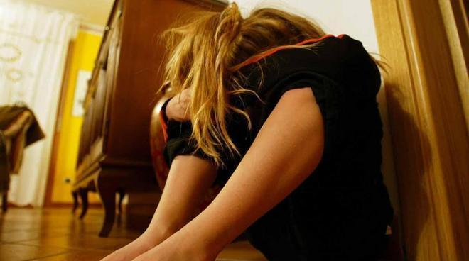 Palpeggia figlia dell’ex: livornese condannato a 14 mesi