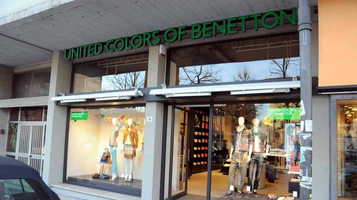 Linea dura di Benetton: 16 commesse licenziate