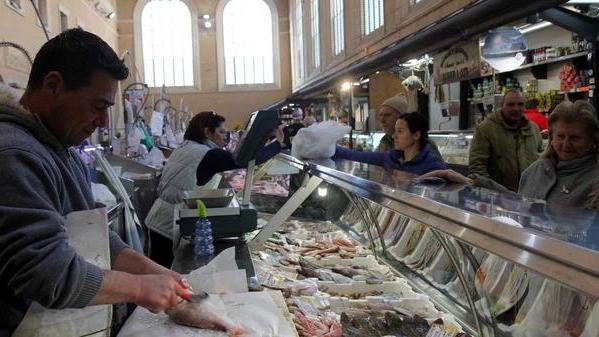 No dei commercianti all’apertura prolungata del Mercato centrale