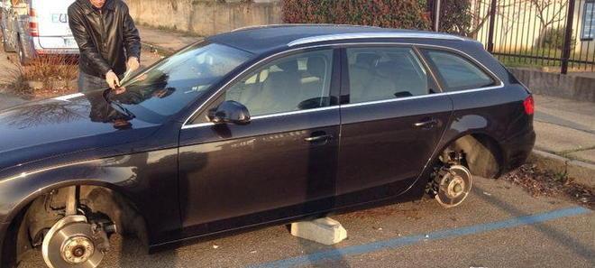 Vanno allo Stadium e ritrovano l’auto... sui mattoni