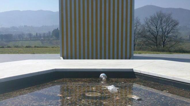 La fontana è una pattumiera