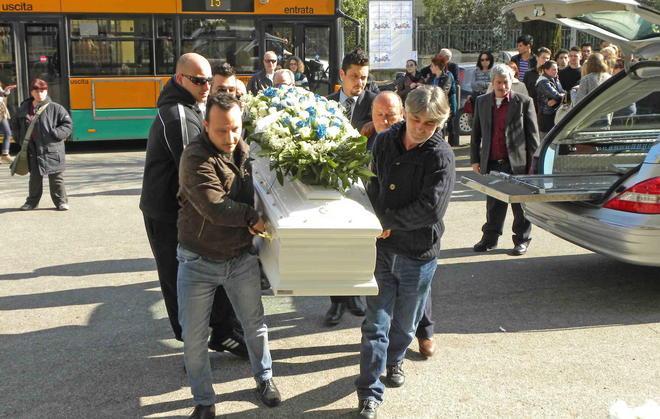 Tanti palloncini bianchi per Cristian 